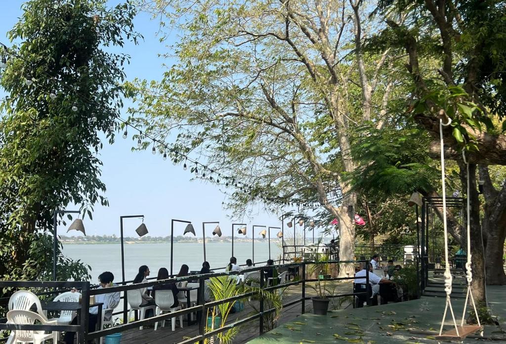 ຮ້ານອາຫານ ພິລກຣິມສ໌ ຮູບບັນຍາກາດນອກຮ້ານ